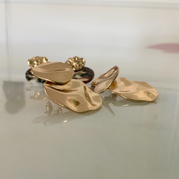 Golden and texture earrings - Picture 6 of 6